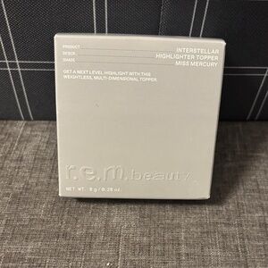 r.e.m. beauty Interstellar Highlighter Topper
